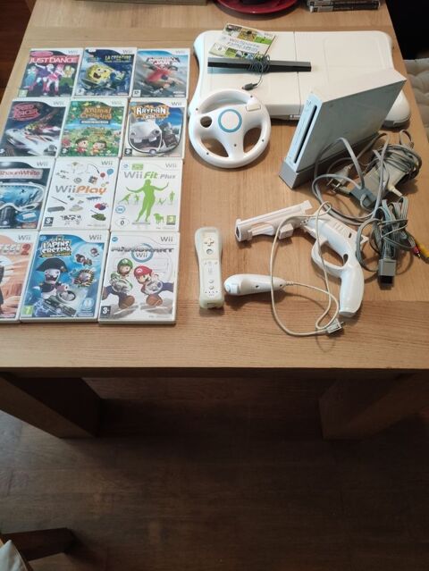 console Wii avec 1 plateau 1 manette 1 volant 1 pistolet 13 jeux. 120 Poligny (39)