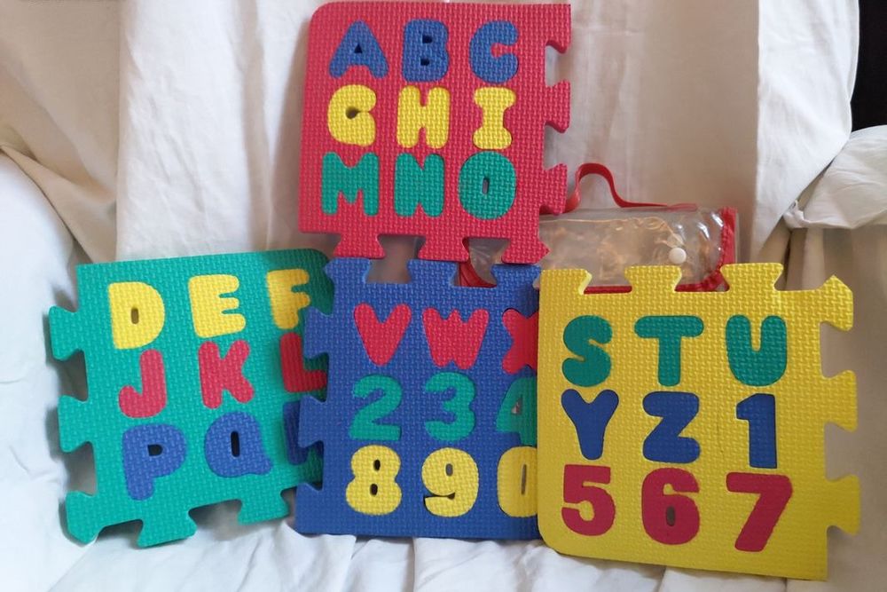Lettres et chiffres &agrave; emboiter en mousse Jeux / jouets