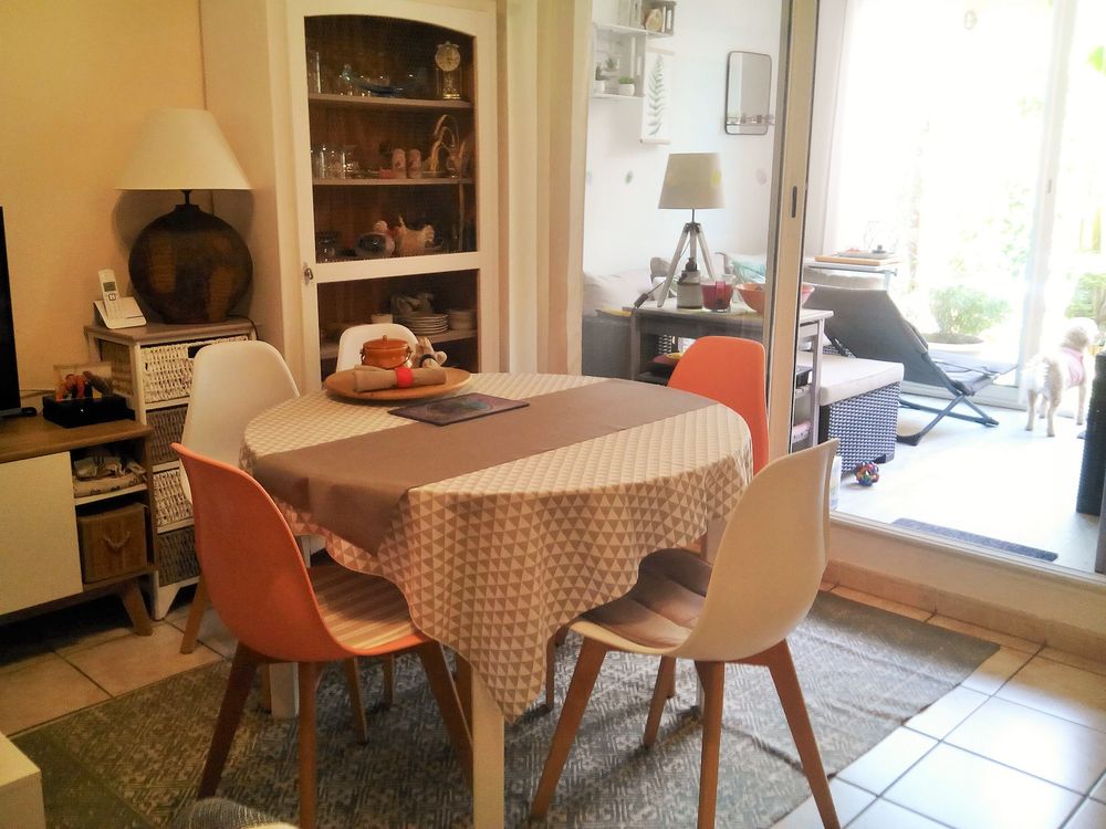 1 armoire et 1 table ronde
Meubles