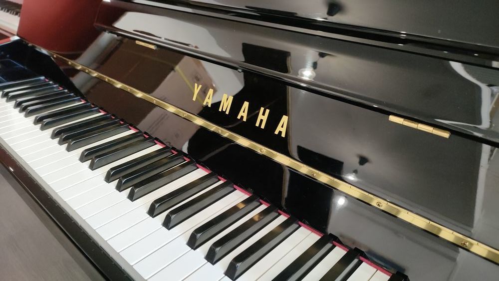 Piano droit d'occasion Yamaha B1 PE-Silent noir laqu&eacute; Instruments de musique