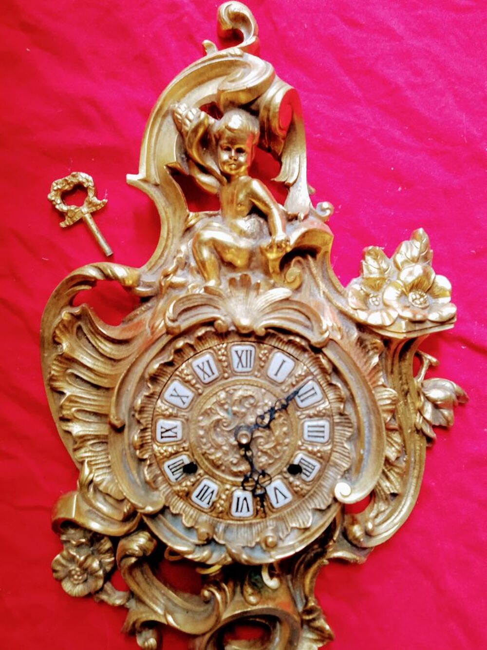 Ancienne jolie horloge cartel mural en bronze Bijoux et montres