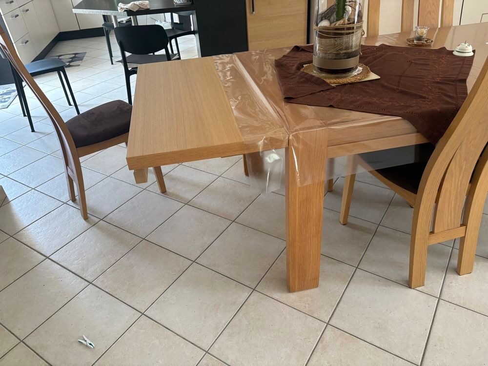 Table de salle &agrave; manger et 6 chaises Meubles