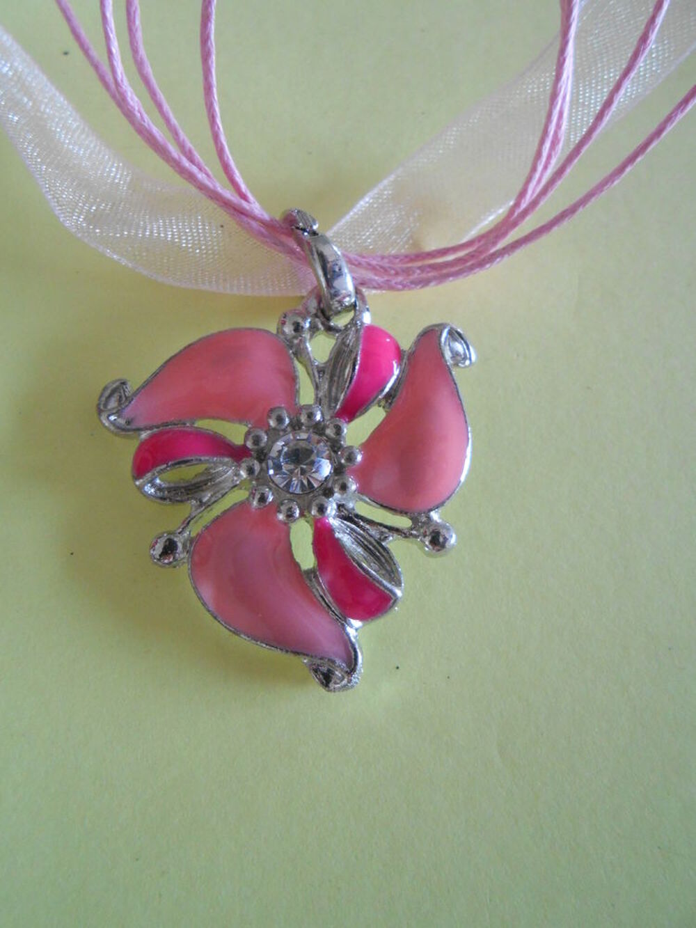 CHAINE EN LACET ET RUBAN Bijoux et montres