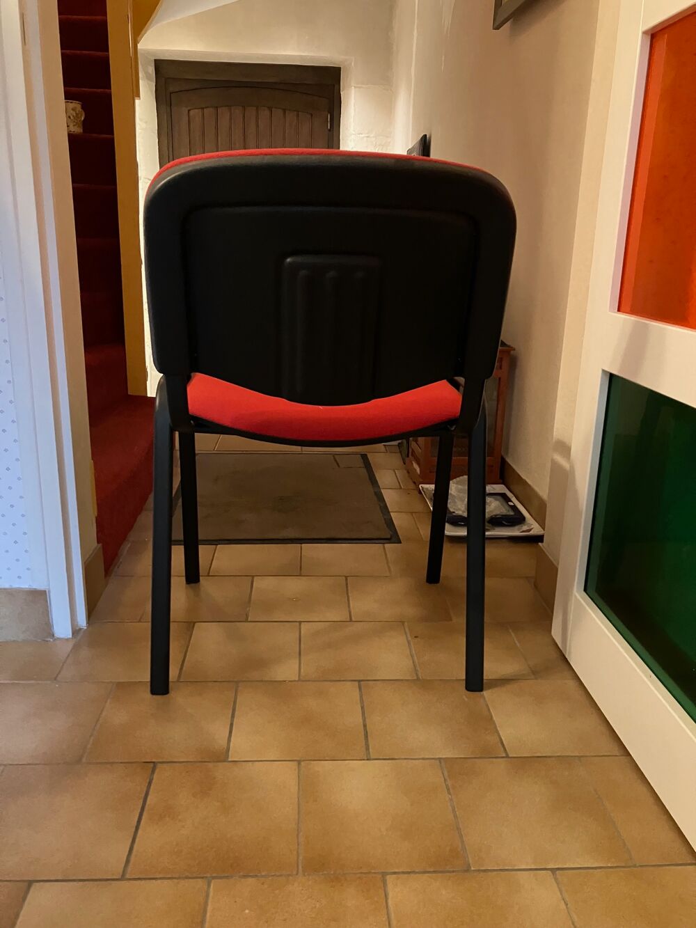 chaise de bureau etat neuf en tissu rouge 
armature en metal Meubles