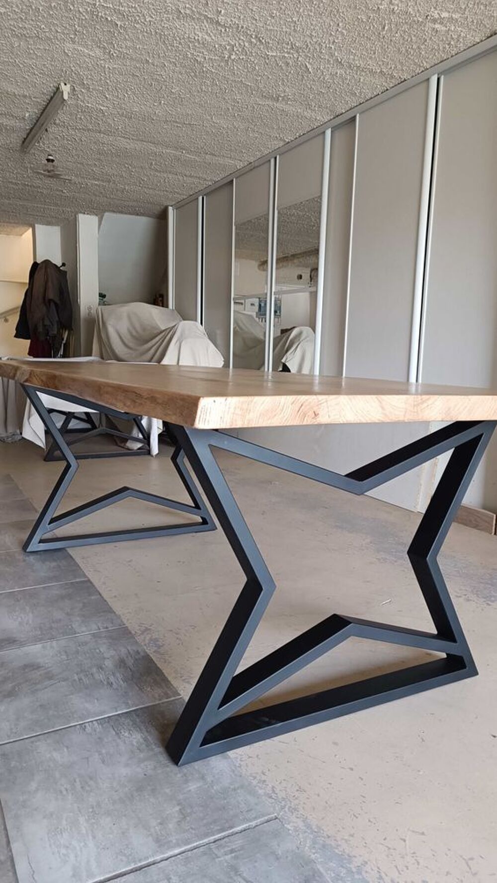 Table de salle &agrave; manger industrielle. Meubles