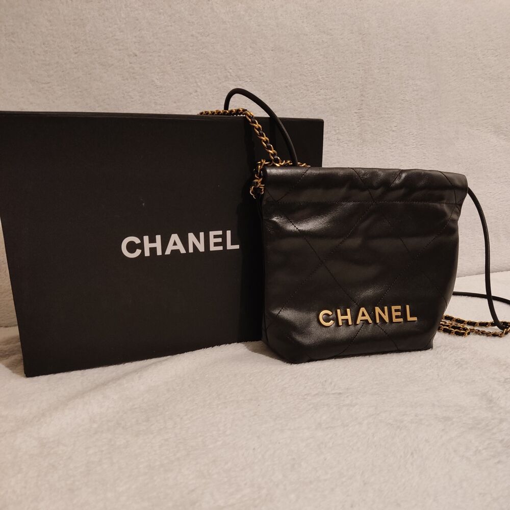 Sac Chanel 22 leather handbag Maroquinerie