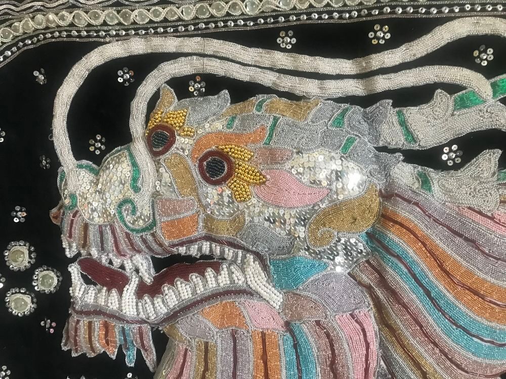 Grande tenture Kalaga Birmanie brod&eacute;e main perles Décoration