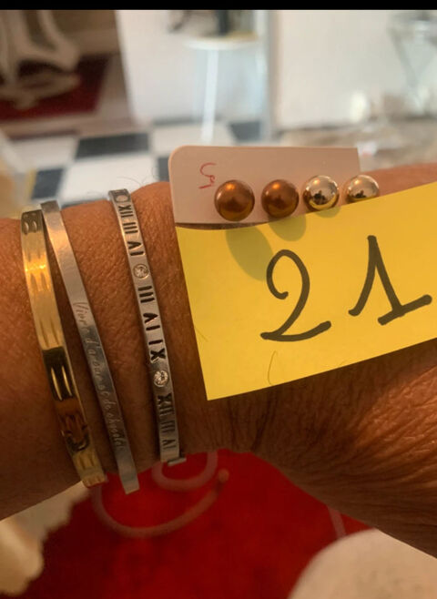 Lot de Bijoux : 3 Joncs et 2 paires de boucles d'oreilles
12 Nimes (30)