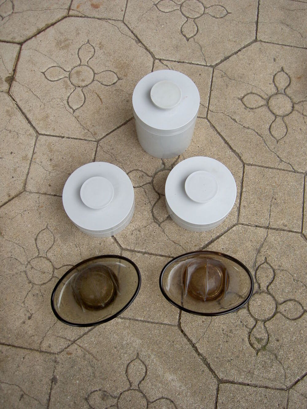3 Boites en bak&eacute;lite gris + 2 porte savons en verre marron Décoration