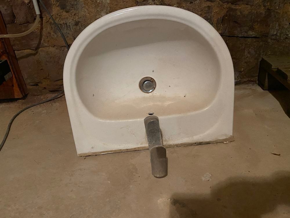 Lavabo mural en c&eacute;ramique blanche Bricolage