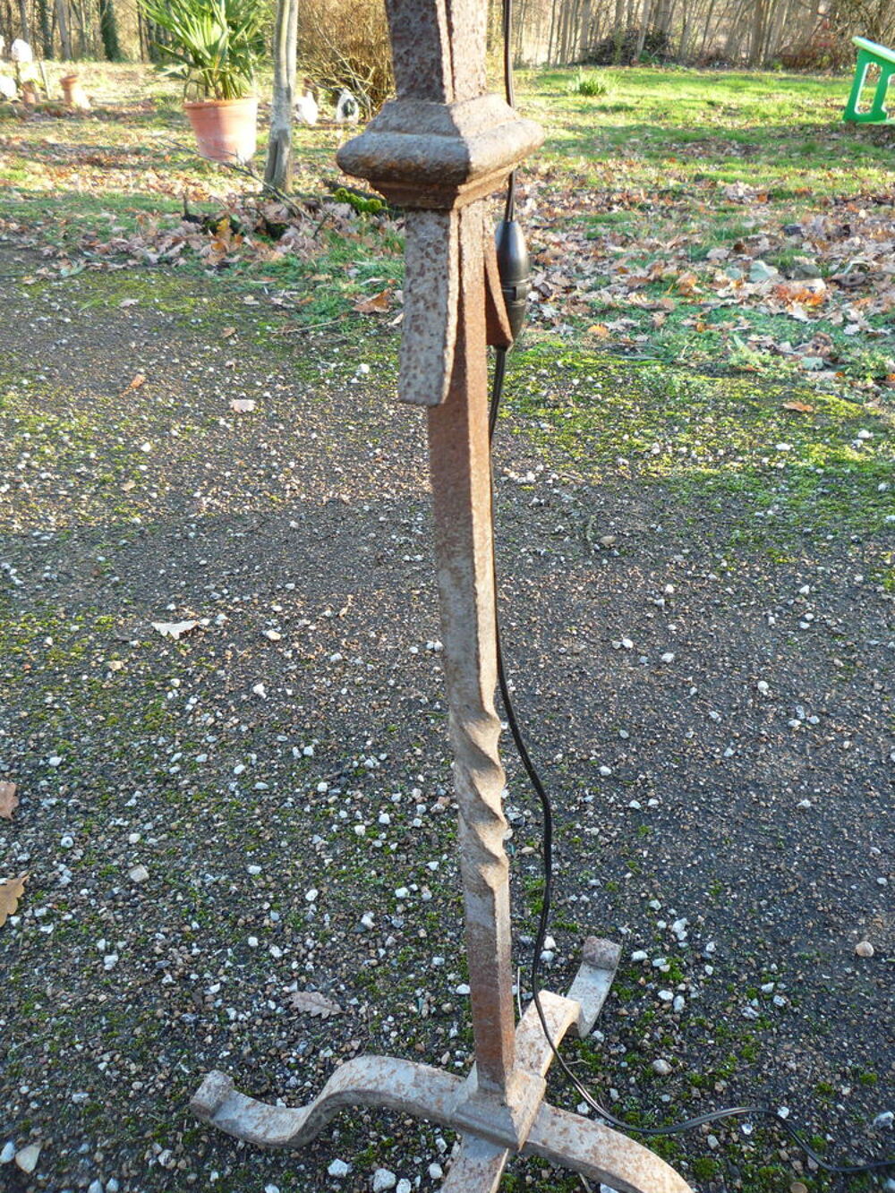 Lampadaire/lampe pieds fer forg&eacute; belle &eacute;paisseur
h 163cm
Décoration