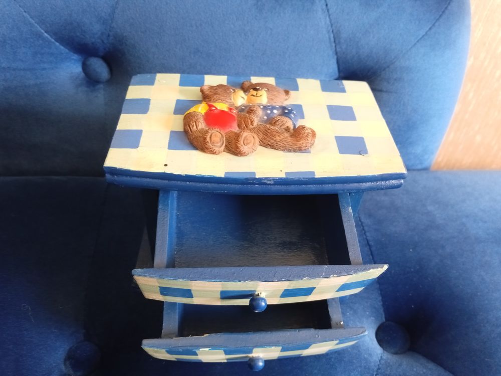 Mini meuble &agrave; tiroirs &agrave; carreaux bleus avec oursons Décoration