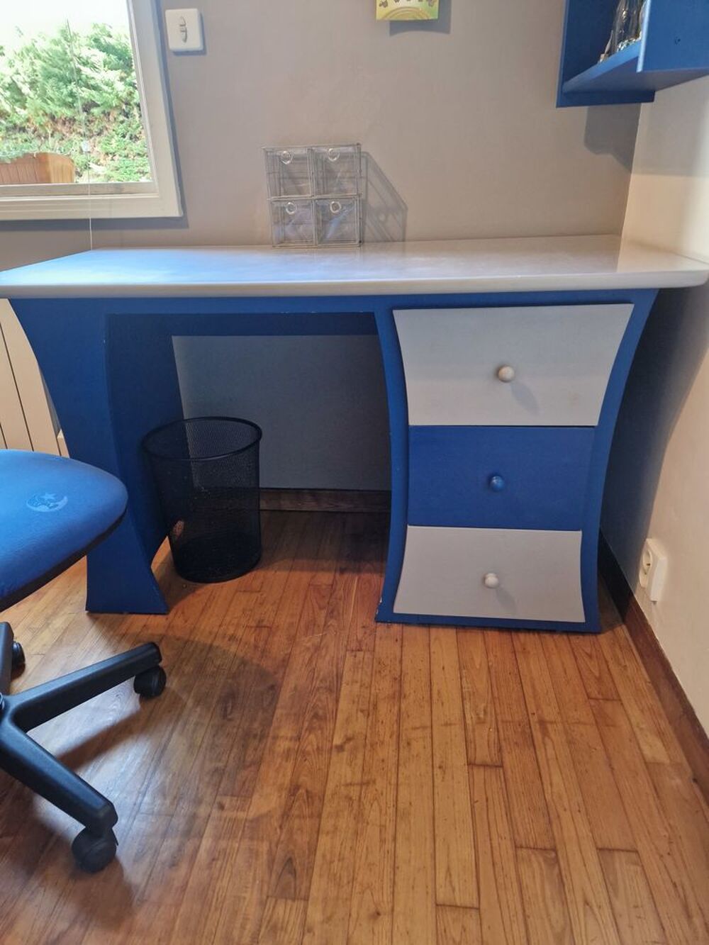 bureau bois peint bleu et gris + fauteuil tissu bleu Meubles