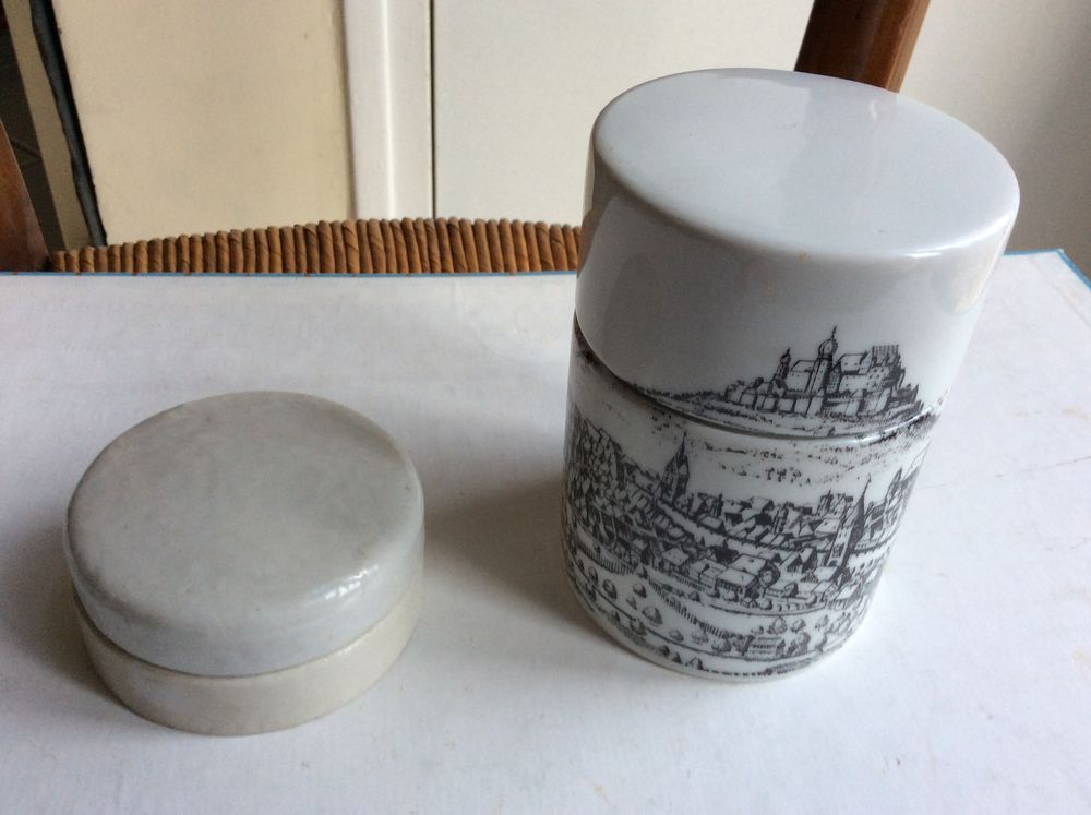 Pots ronds couverts pour poudre ou cr&egrave;me porcelaine Décoration