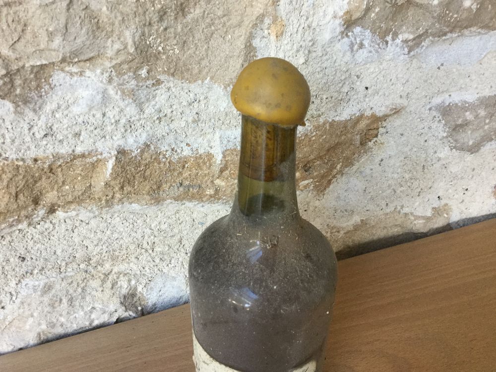 VIEUX VIN JAUNE 1981 "Confr&egrave;rie Royal Vin Jaune" 