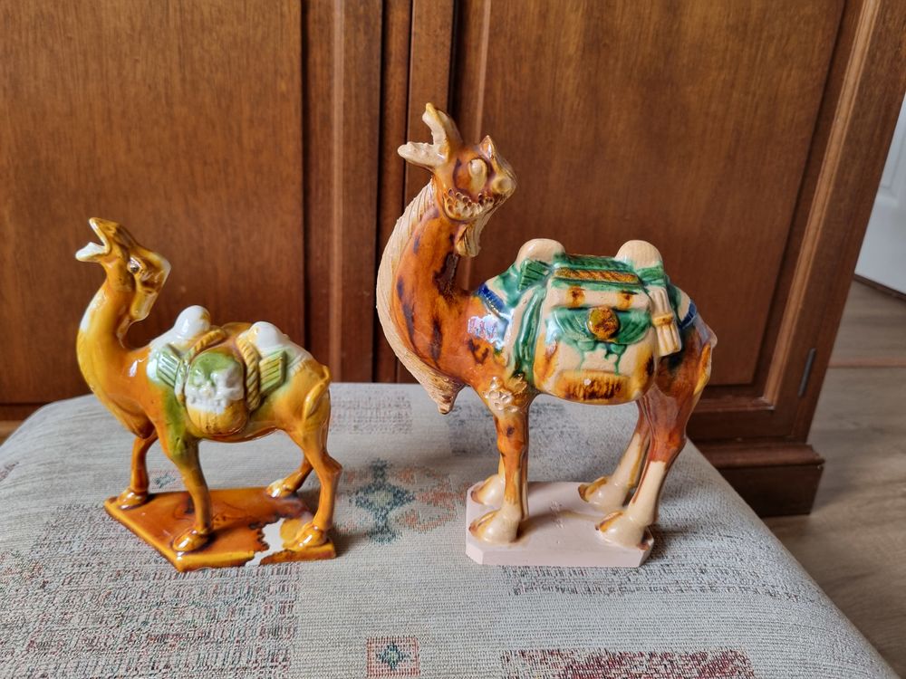 Deux chameaux en porcelaine vitrifi&eacute;e 