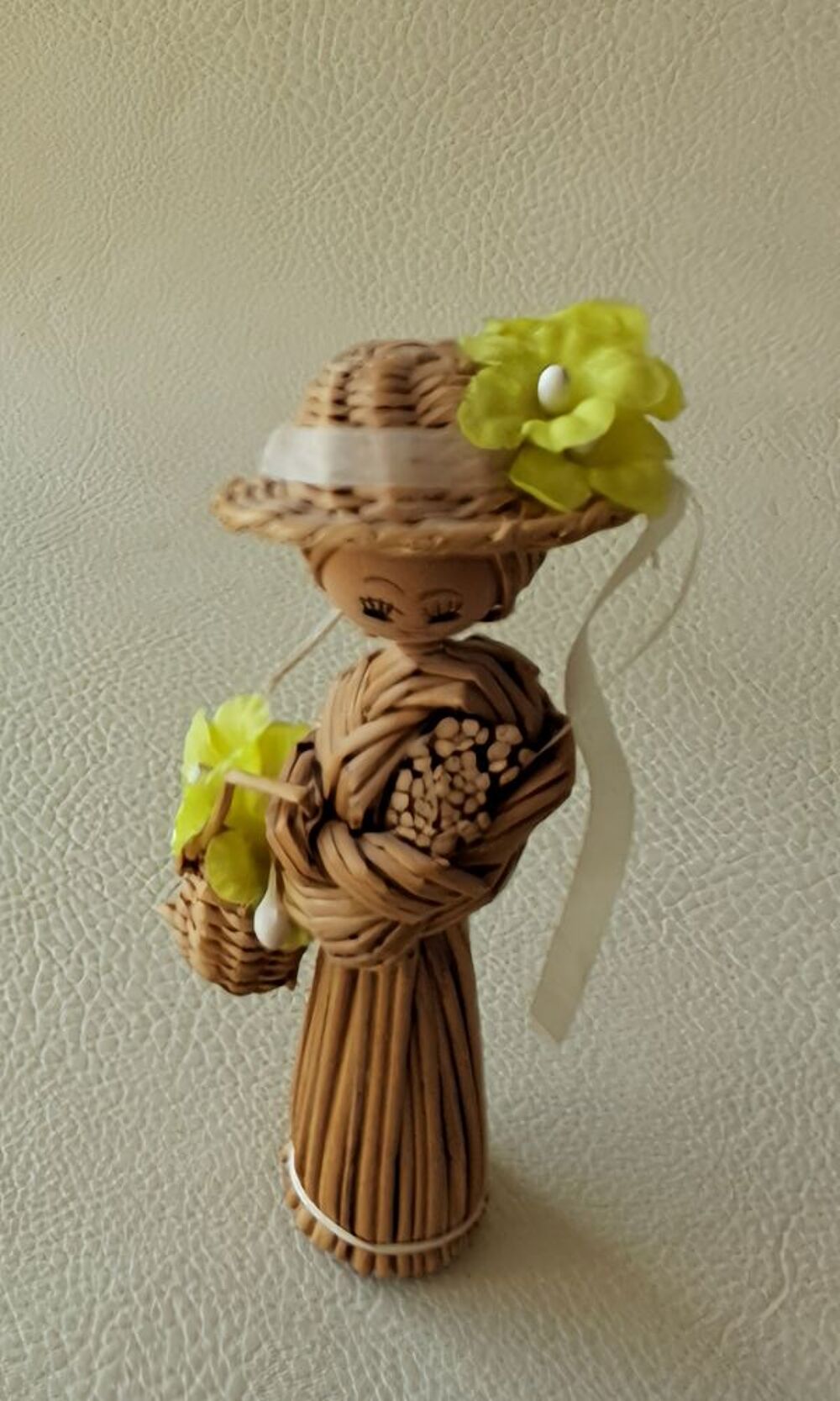 petite poup&eacute;e en paille tress&eacute;e panier et chapeau fleuri Décoration