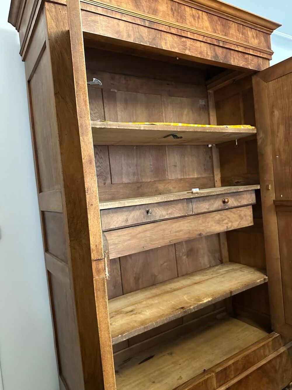 Armoire ancienne belle et spacieuse Meubles