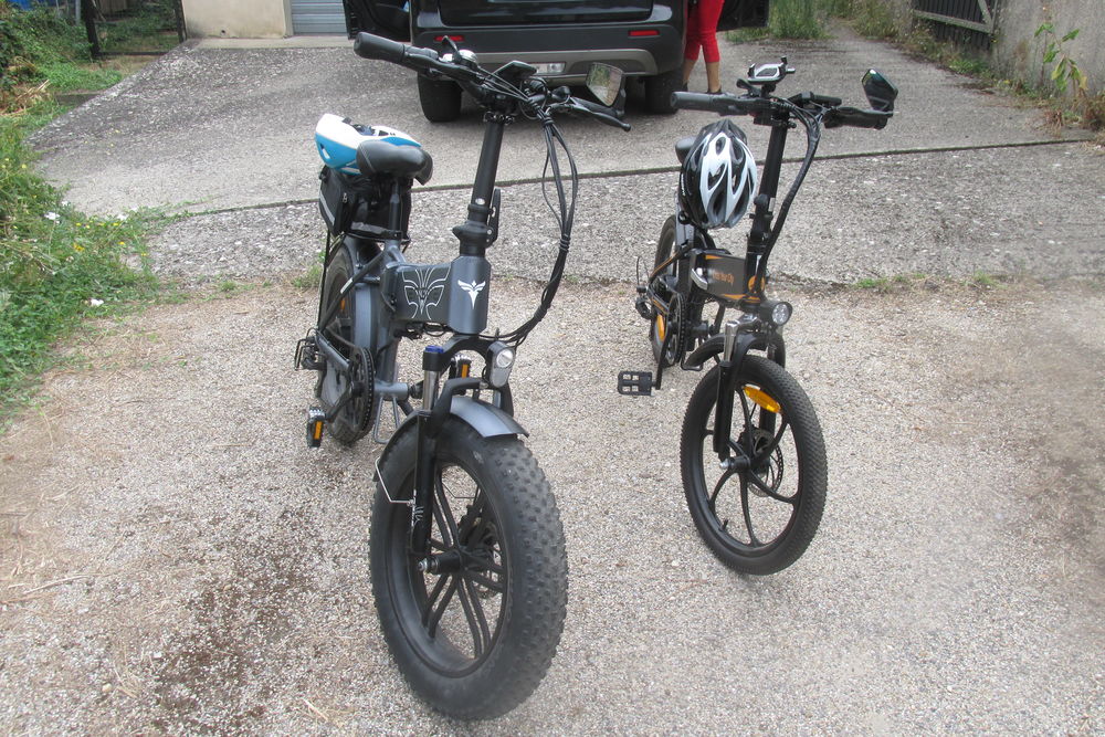 2 v&eacute;los &eacute;lectriques pliables Vélos