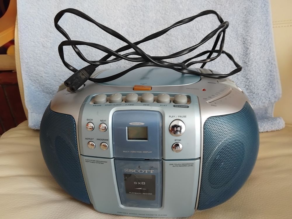 RADIO CASSETTE+CD+RADIO ETAT NEUF. Instruments de musique