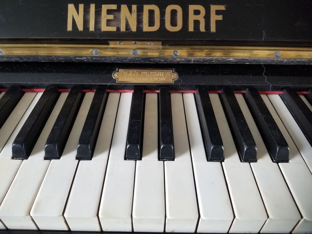 Piano droit noir laque de 1910 + tabouret reglable.
Instruments de musique