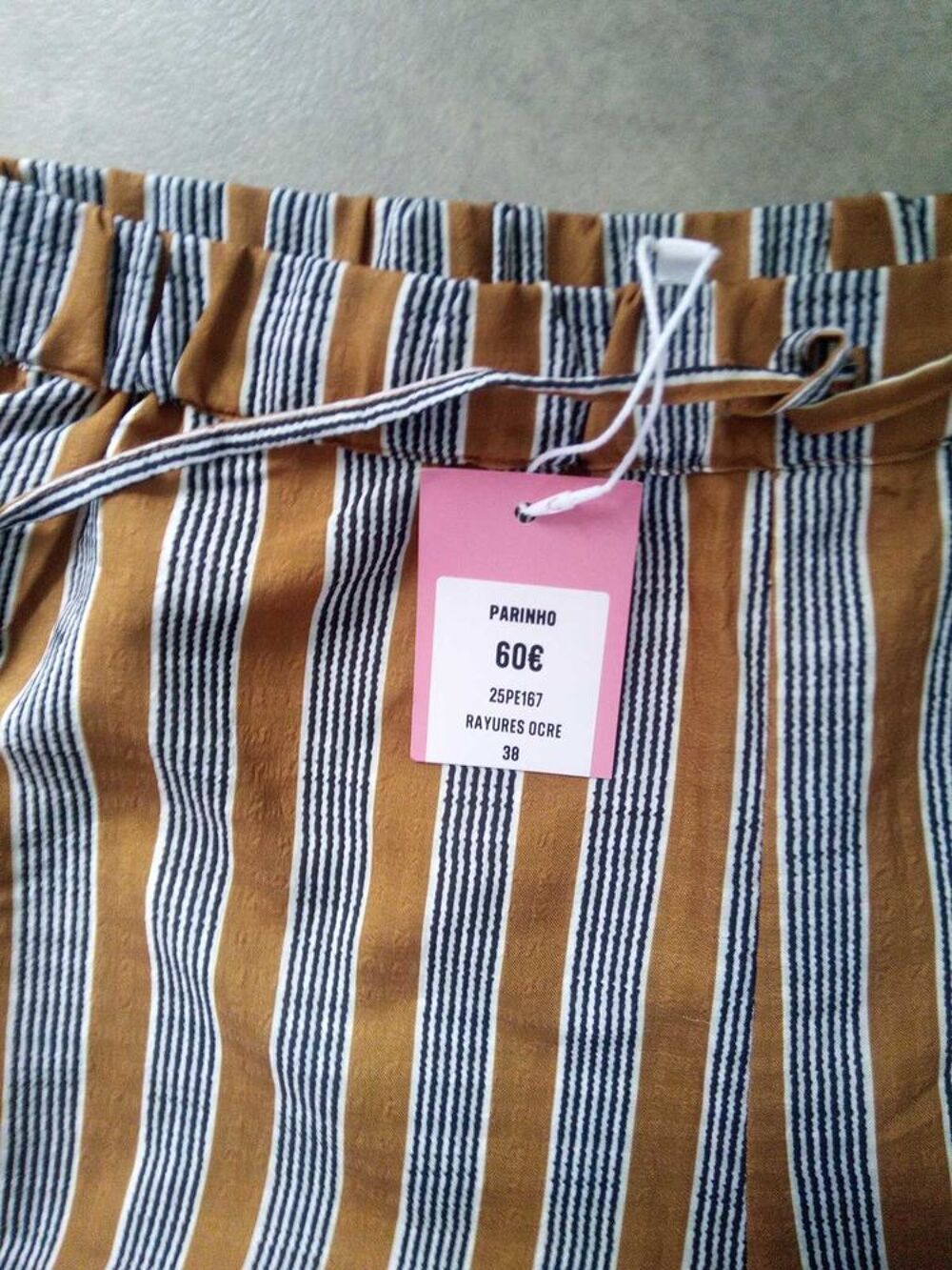 Pantalons femme taille 36 et 38 neuf. 
Jamais port&eacute;. 
Sur Amiens Rivery. 
20 € pi&egrave;ce. 
C'est disponible. Lire l'&eacute;tiquette. Vêtements