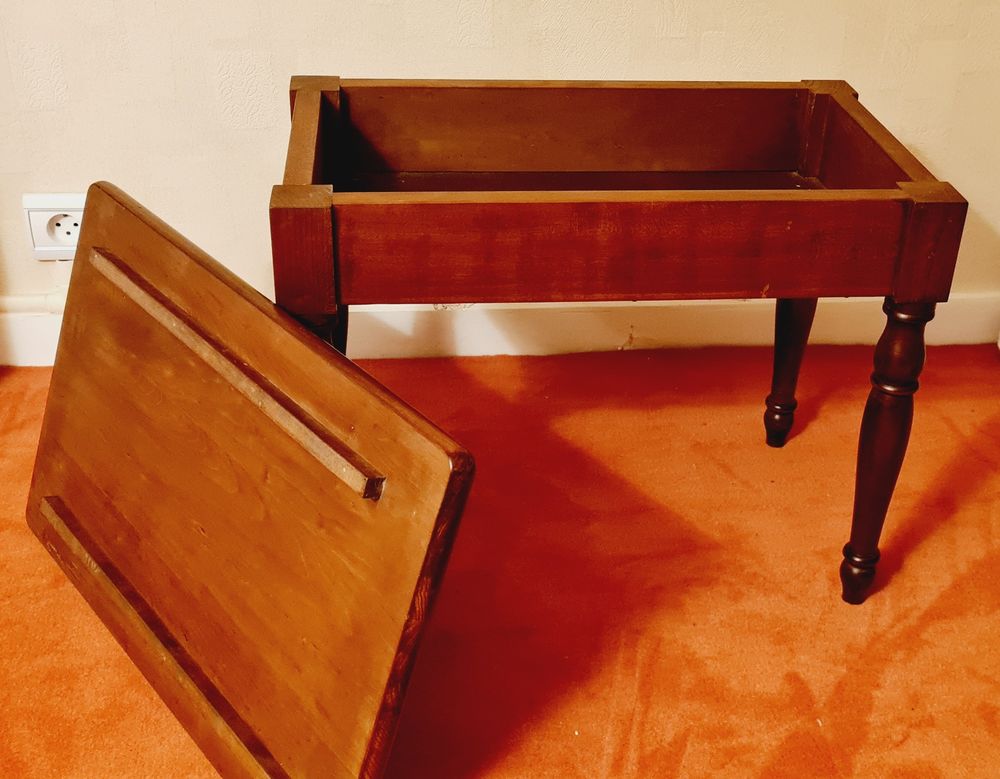 PETITE TABLE BASSE EN MERISIER
Meubles