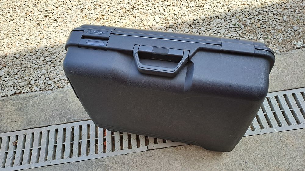 Valise rigide &agrave; roulettes, fermeture &agrave; cl&eacute;. Maroquinerie