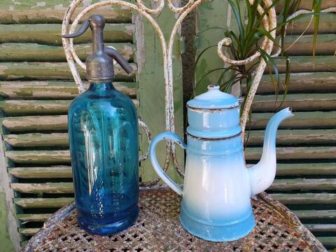Ancienne Petite Cafeti�re �maill�e Bleu D�grad�.  . 55 Loches (37)