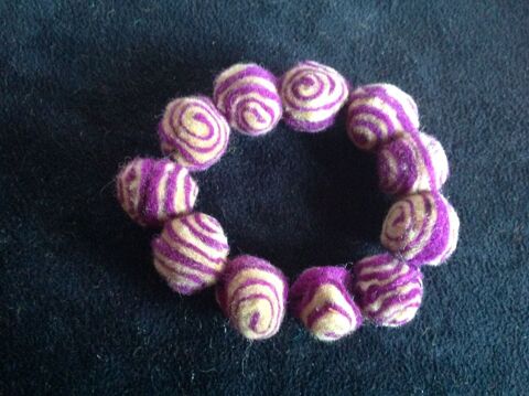 BRACELET BOULES FEUTRE LAINE VIOLET ET BLANC Envoi Possible
1 Trégunc (29)