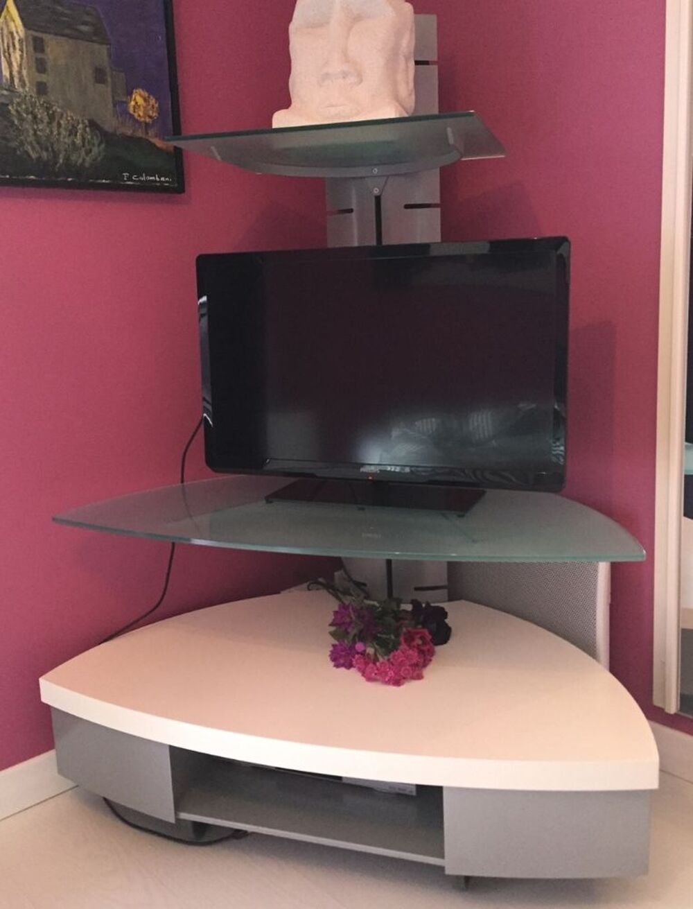 Une table de repas blanche laqu&eacute;e et 10 chaises en cuir Meubles