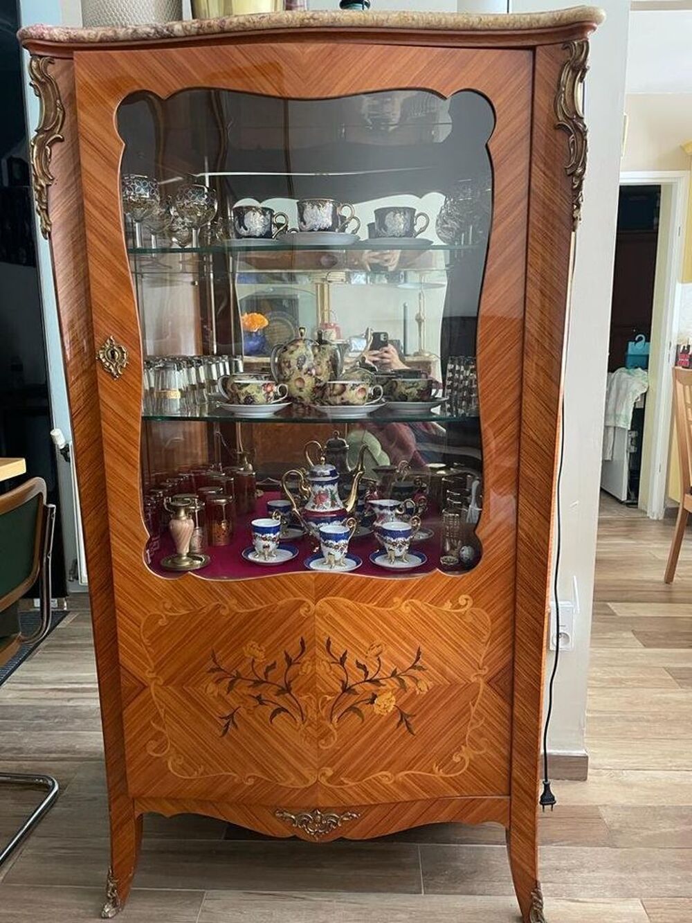 Vitrine Marquetterie Bois de Rose et Marbre veritables 
Meubles