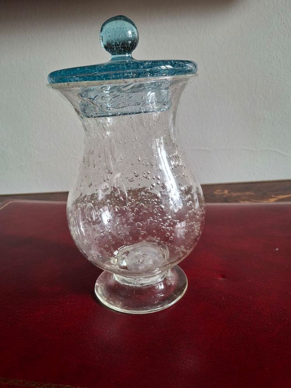 Pot couvert en verre bull&eacute; de Biot, bonbonni&egrave;re Décoration
