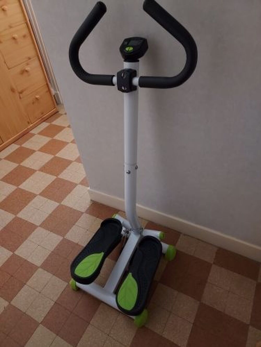 STEPPER AVEC GUIDON Tr&egrave;s peu utilis&eacute; Sports