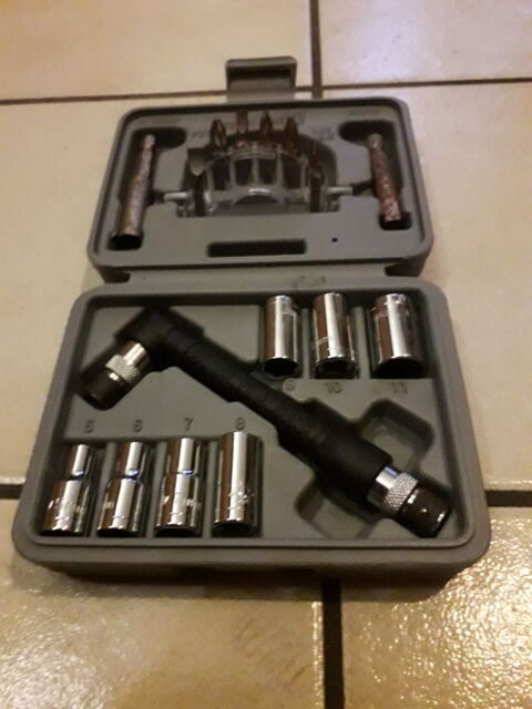 BOITE AVEC 16 ACCESSOIRES. 8 Fr�vent (62)