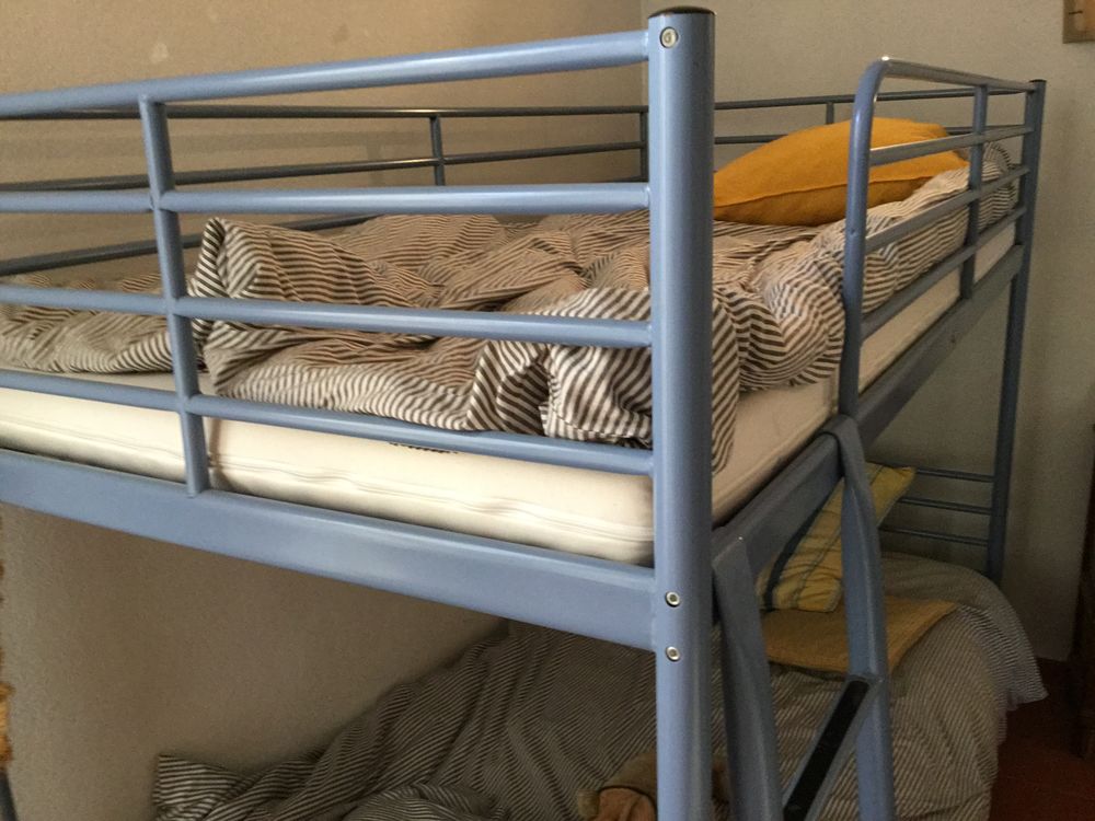 Donne lits superpos&eacute;s et un lit ainsi que deux matelas 
Mobilier enfants