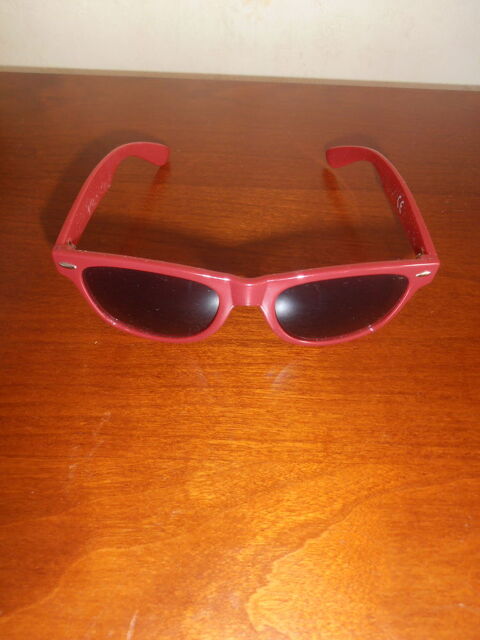 Lunettes solaires rouges (27) 3 Tours (37)