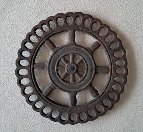 ancien petit dessous de plat en fonte barre de navigation 6 Carnon Plage (34)