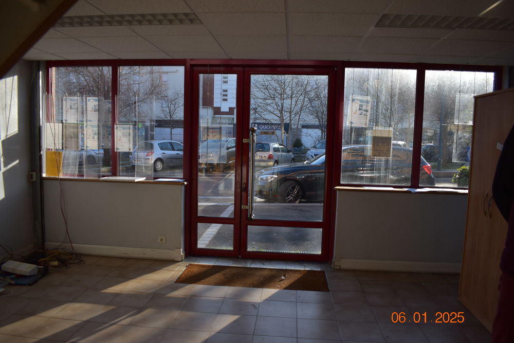 Vente Autre LOCAL COMMERCIAL AVEC BUREAUX  SANITAIRES PARKING A VAUREAL Vaur�al