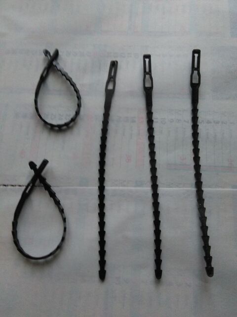 Lot de 500 Liens r�glables en plastique. 20 Servian (34)