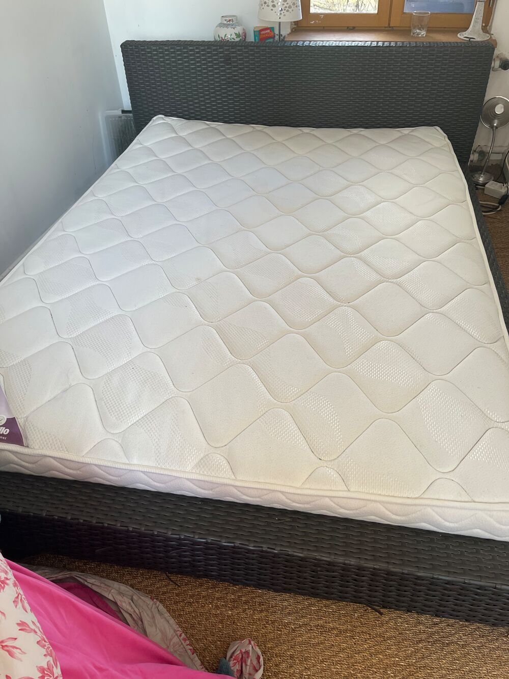 Lit et matelas 140x160cm comme neuf Meubles