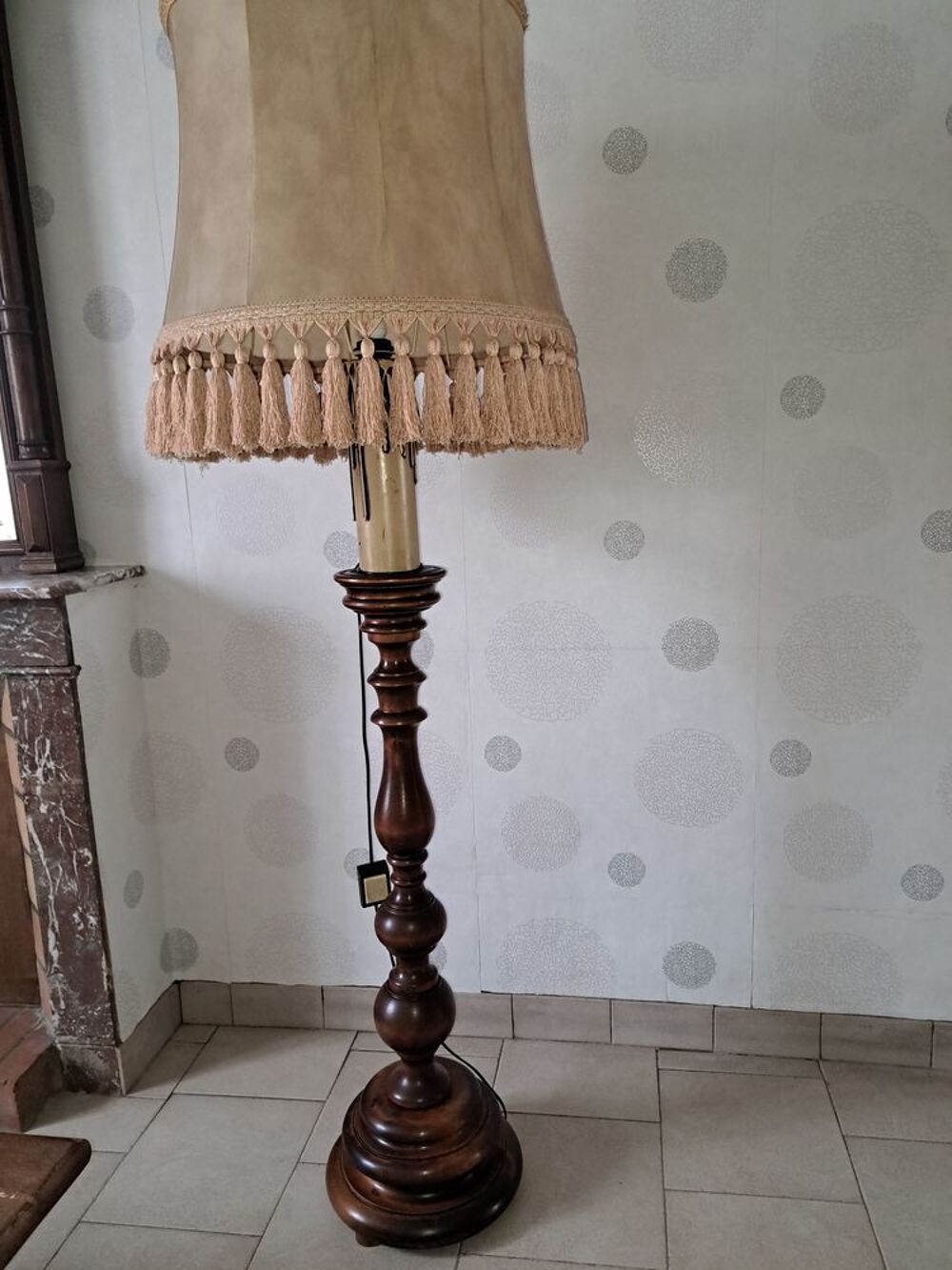 Lampadaire pied en bois en parfait &eacute;tat Décoration