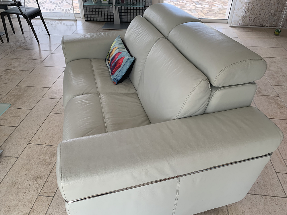 1 fauteuil &eacute;lectrique et 1 canap&eacute; 2 places Meubles