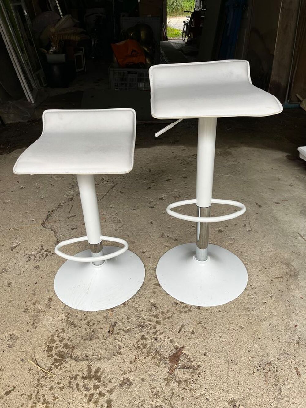 2 tabourets de bar en cuir blanc sur pied rond Meubles