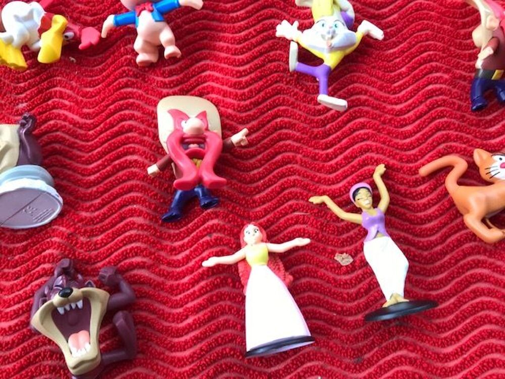 27 figurines de bandes dessin&eacute;es ou dessins anim&eacute;s 