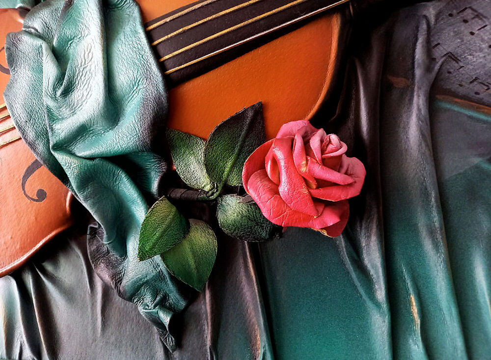 Grand tableau cuir en relief cr&eacute;ation artisanale violon Décoration