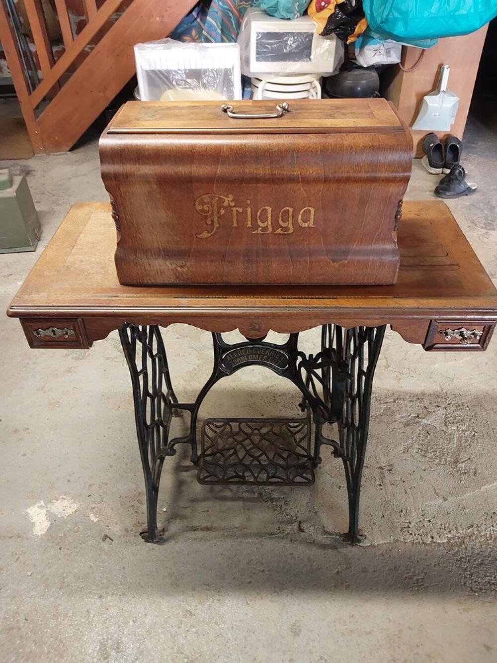 Machine &agrave; coudre tr&egrave;s ancienne Meubles