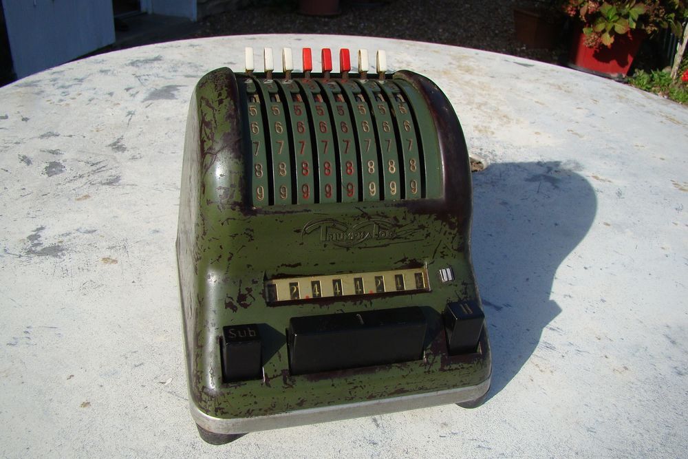 Ancienne machine &agrave; calculer TRIUMPHATOR - ann&eacute;es 1950
