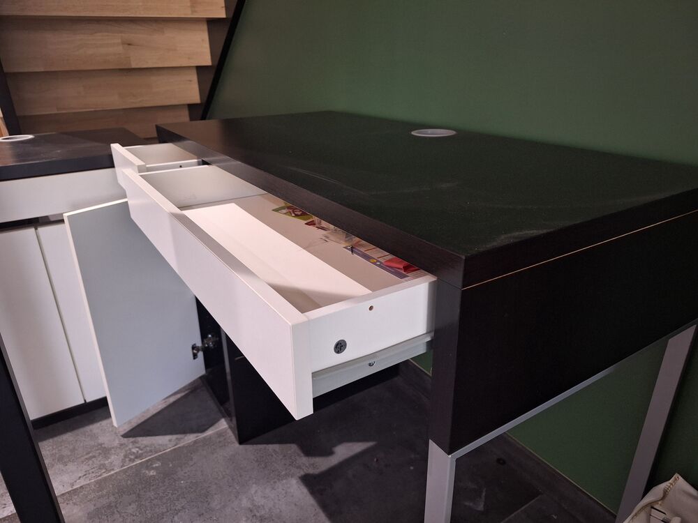 Bureau et meuble de rangement. Meubles