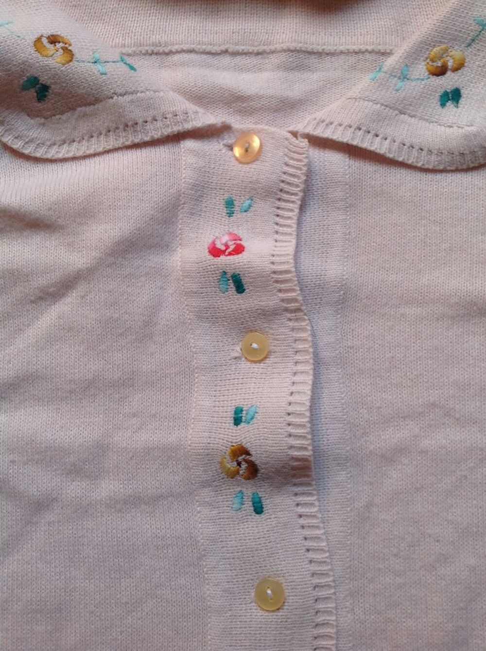 GILET ROSE EN LAINE AVEC BRODERIES Envoi Possible
Vêtements